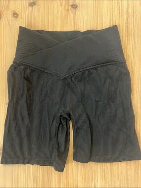 Colsie Black Ribbed crossover High-Waist Bike Shorts high compression